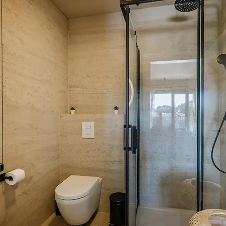 In Tar With Private Swimming Pool بيت للعطل