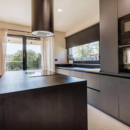 In Tar With Private Swimming Pool