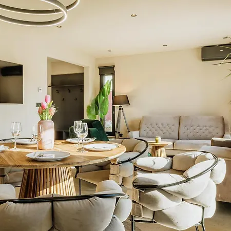 In Tar With Private Swimming Pool *