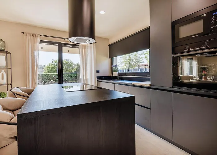 In Tar With Private Swimming Pool