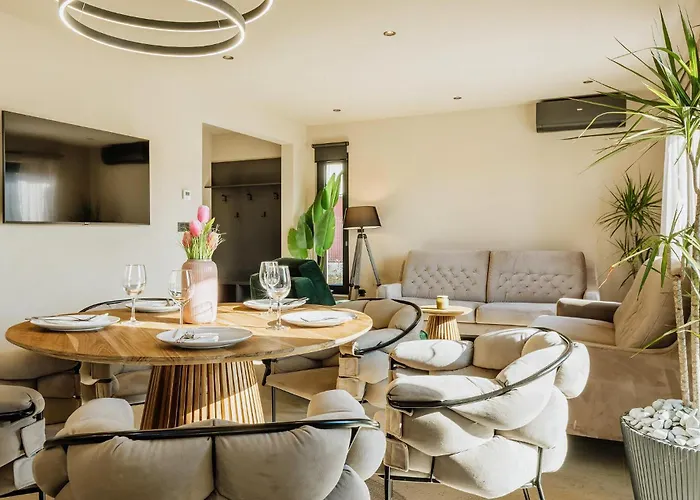 In Tar With Private Swimming Pool *