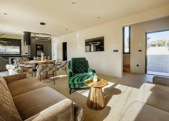 In Tar With Private Swimming Pool Vakantiehuis